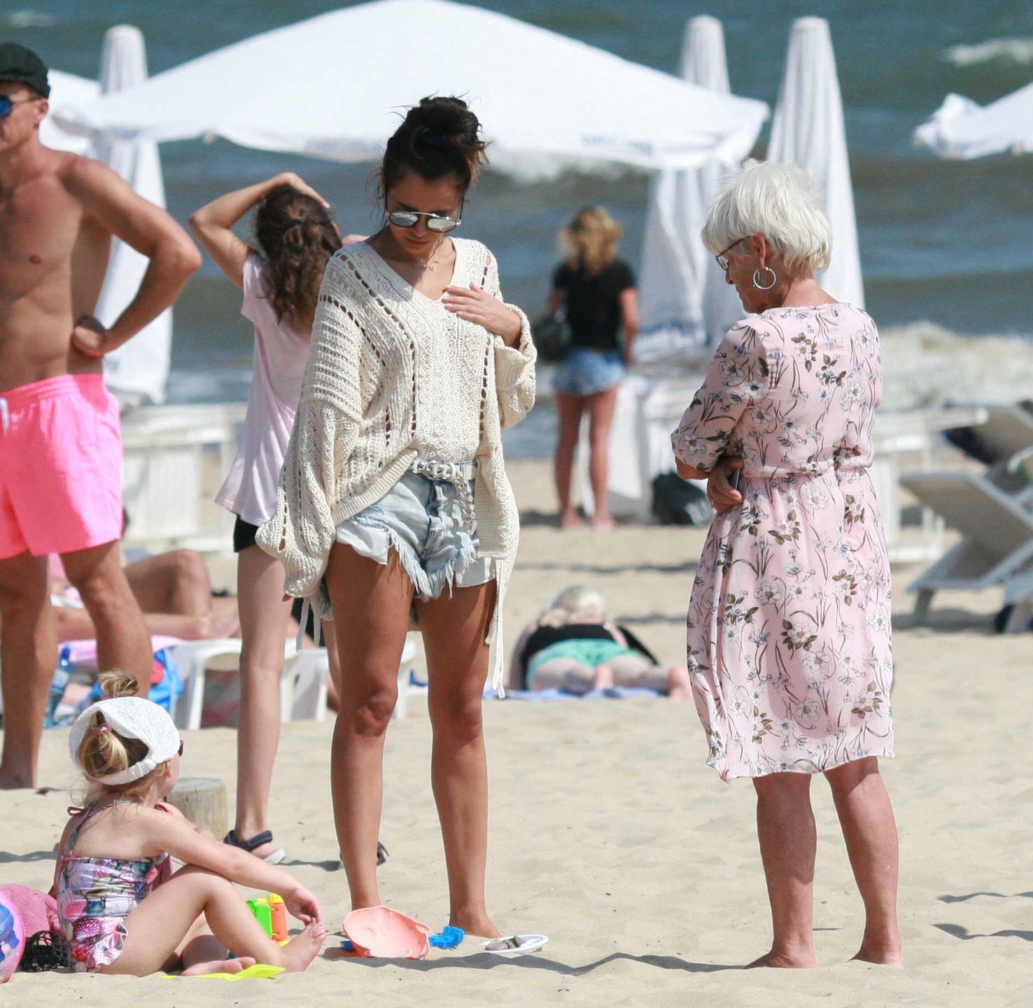 Natalia Siwiec na plaży z córeczką i teściami