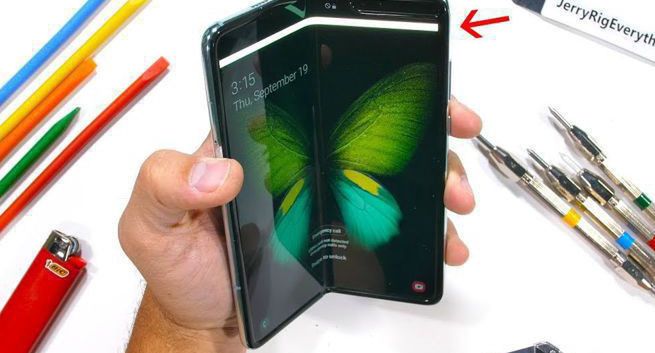 Samsung Galaxy Fold w pierwszych testach. Nie jest dobrze, łatwo go zarysować nawet paznokciem (wideo)
