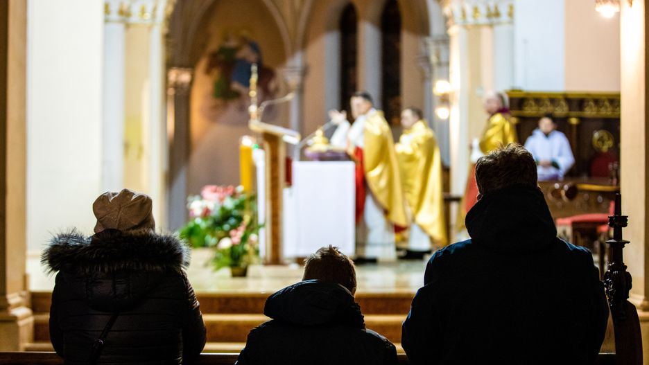 Niewidomy chłopiec zaśpiewał na pogrzebie babci
