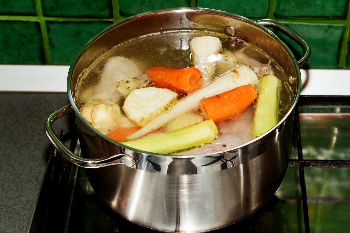 Błąd, który popełniasz gotując rosół. Ten składnik może być niebezpieczny dla twojego zdrowia
