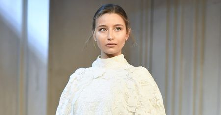 Julia Wieniawa w bikini. Wygrzewa się na swoim tarasie