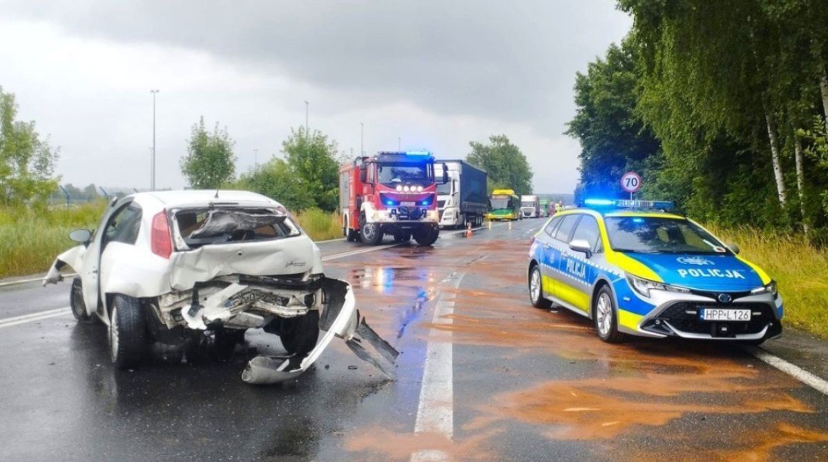 Karambol w Bieruniu. Z osobówki aż wypadł silnik