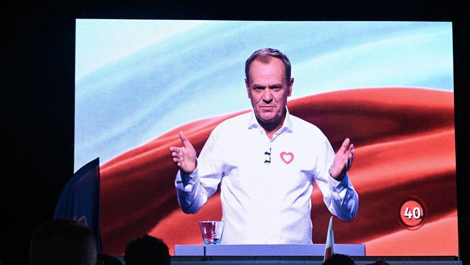 Warszawa, 09.10.2023. Kampania wyborcza do parlamentu 2023. Przewodniczący Platformy Obywatelskiej Donald Tusk (na ekranie) na "debacie wyborczej 2023" Telewizji Polskiej, 9 bm. w siedzibie ATM Studio w Warszawie. Do udziału w debacie zostało zaproszonych sześć komitetów wyborczych, które zarejestrowały listy we wszystkich okręgach wyborczych. (aldg) PAP/Radek Pietruszka