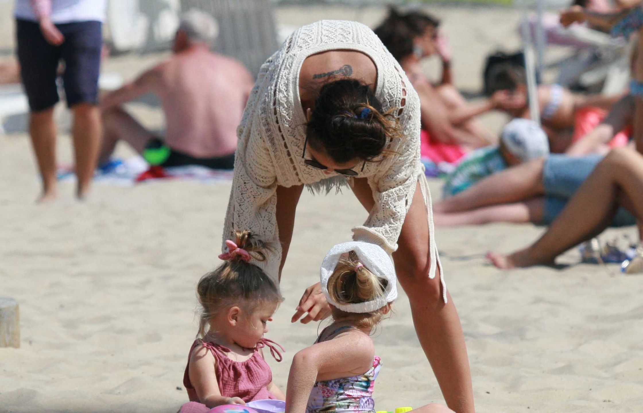 Natalia Siwiec na plaży z córeczką