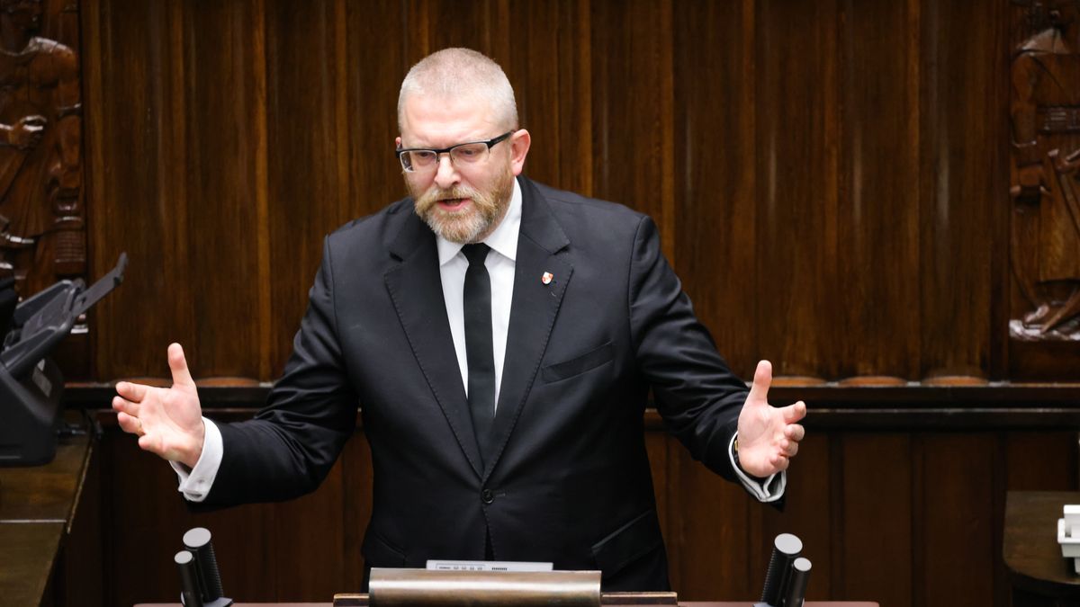 Warszawa, 20.03.2024. Poseł Konfederacji Grzegorz Braun na sali obrad Sejmu w Warszawie, 20 bm. Sejm zajmuje się pierwszym czytaniem poselskiego projektu ustawy o zmianie ustawy o podatku dochodowym od osób fizycznych. (aldg) PAP/Szymon Pulcyn