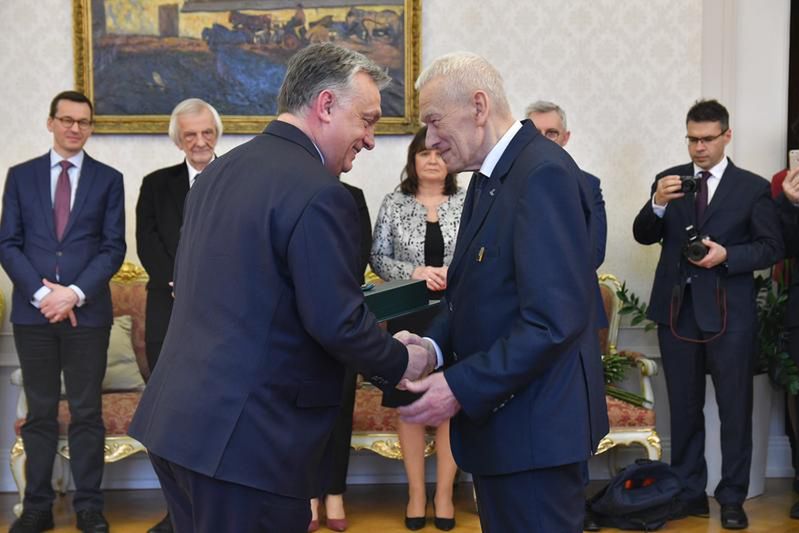 Viktor Orban odznaczył Kornela Morawieckiego. Krzyż Średni Orderu Zasługi Węgier