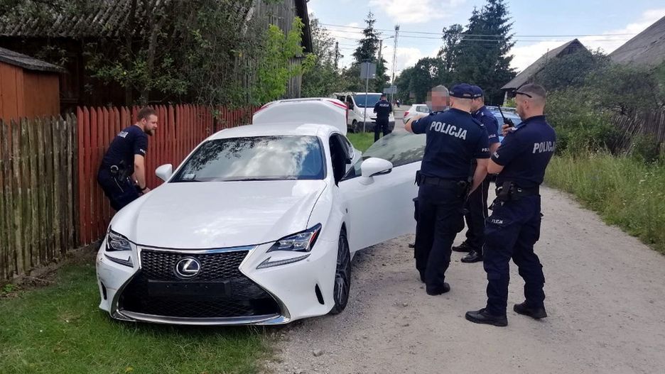 Warszawa. Policja zatrzymała 20-latka, który staranował autem policjantkę