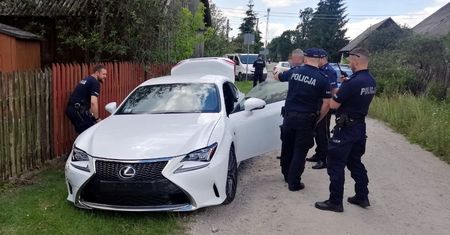 Warszawa. Potrącił policjantkę, funkcjonariusze oddali kilka strzałów. 20-latek został zatrzymany