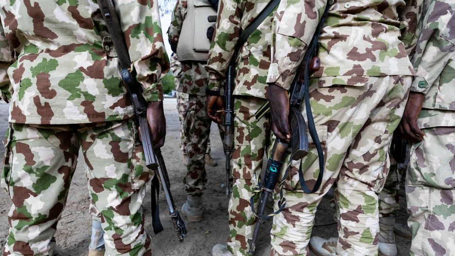 Nigeryjska armia walczy z d?ihadystami
Nigerian soldiers from the Multinational Joint Task Force (MNJTF) hold Kalashnikovs at the MNJTF military base, Sector 3 Headquarters, in Monguno, Borno state, Nigeria, on July 5, 2025. Twelve checkpoints manned by the Nigerian army control the various entrances to Monguno.
Monguno's huge fortifications have kept the garrison town mostly secure even as northeastern Nigeria has seen a recent surge in attacks on military bases by jihadists fighting a grinding 16 year war.
Fighting in Borno may have eased since the conflict's highpoint in 2015 as jihadists have been forced back. But militants from Islamic State West Africa Province or rival Boko Haram have attacked or temporarily overrun a dozen military bases since the start of the year. (Photo by Joris Bolomey / AFP)
JORIS BOLOMEY