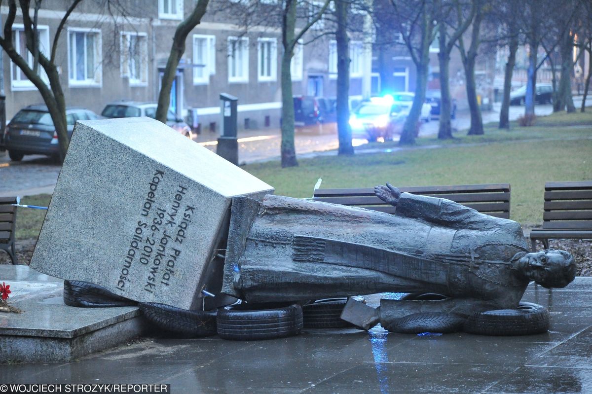 Ks. Henryk Jankowski. W nocy zniszczono pomnik prałata w Gdańsku
