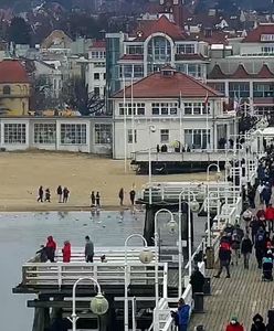 Ferie w cieniu koronawirusa. Tłumy w Zakopanem i na molo w Sopocie