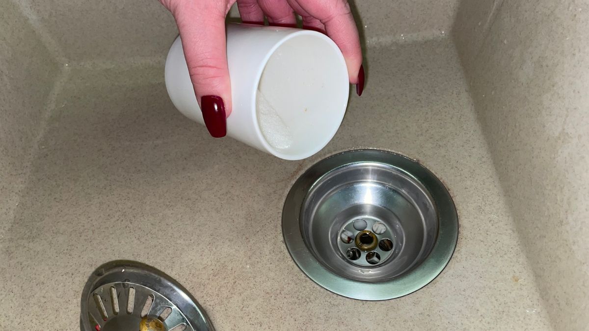 Udrożnij zlew domowym sposobem.