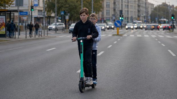 Co grozi za niezgodną z przepisami jazdę na hulajnodze elektrycznej?