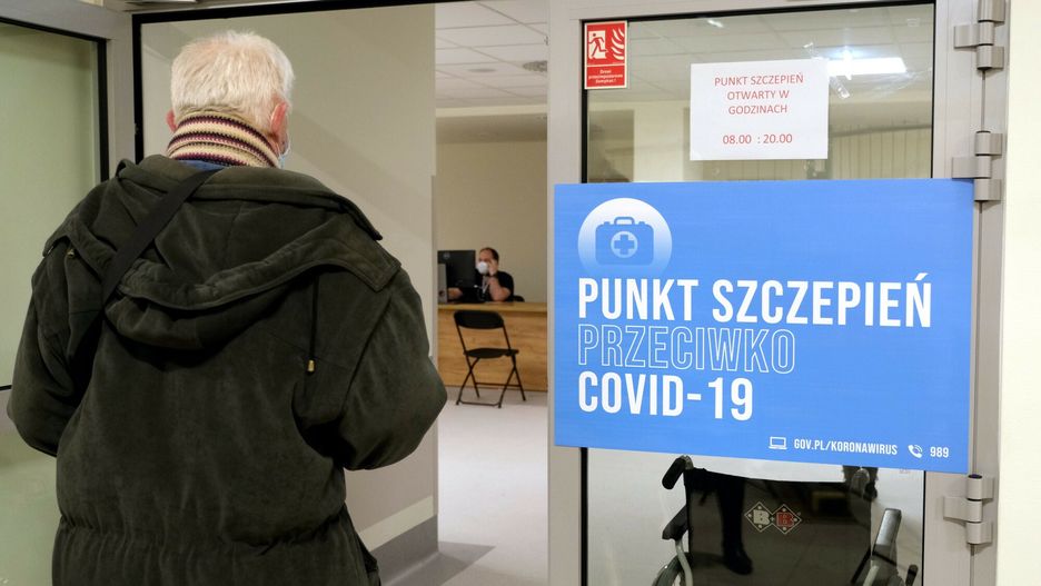 Koronawirus. W Warszawie szczepienia przeciwko COVID-19 przeprowadza salon urody. Na fot. punt szczepień w Szpitalu Południowym 