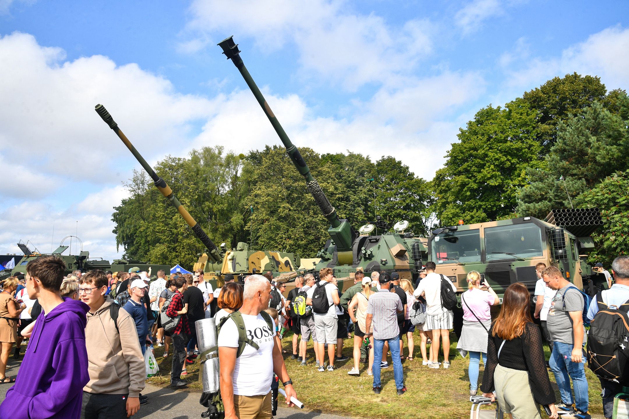 Radom, 27.08.2023. Wystawa sprzętu wojskowego w drugim dniu Międzynarodowych Pokazów Lotniczych AIR SHOW Radom 2023 na terenie lotniska w Radomiu, 27 bm. Tegoroczna edycja wydarzenia odbywa się pod hasłem "Niezwyciężeni w przestworzach". (mr) PAP/Radek Pietruszka ***Zdjęcie do depeszy PAP pt. Radom/ Trwają Międzynarodowe Pokazy lotnicze Air Show***