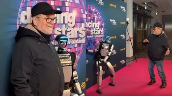 Edward Miszczak pląsa na ściance "TzG" z... robotem. Ale wywijali!