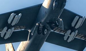 Spojrzeli pod samolot USA. "Chcieliby, żeby to były bomby"