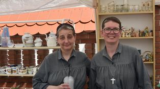 Sieradz: Jarmark Urszulański. Coraz więcej ludzi na Placu Teatralnym