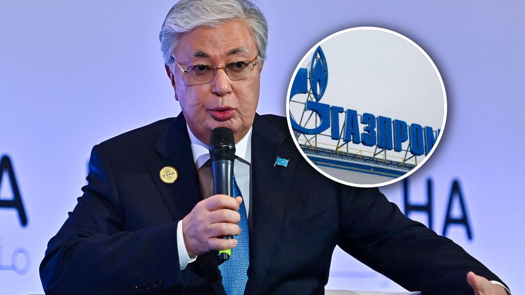 Prezydent Kazachstanu Kasym-Żomart Tokajew i szyld Gazpromu