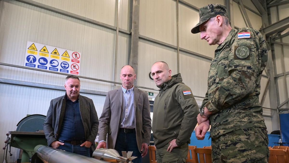 Minister obrony Chorwacji Ivan Anušić (drugi od prawej)