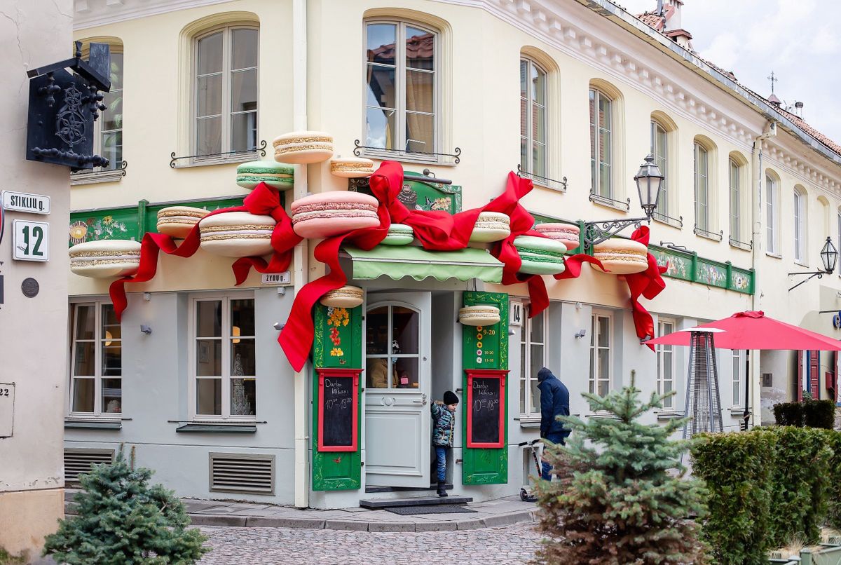 Świąteczne dekoracje na jednej z kamienic przy ul. Stikliu