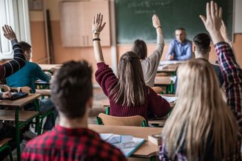Wykorzystywał uczniów do sprzątania. Były dyrektor chce wrócić
