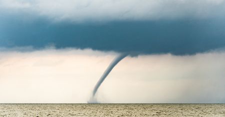 Trąby wodne nad Bałtykiem. "Natura wysyła ostrzeżenia"