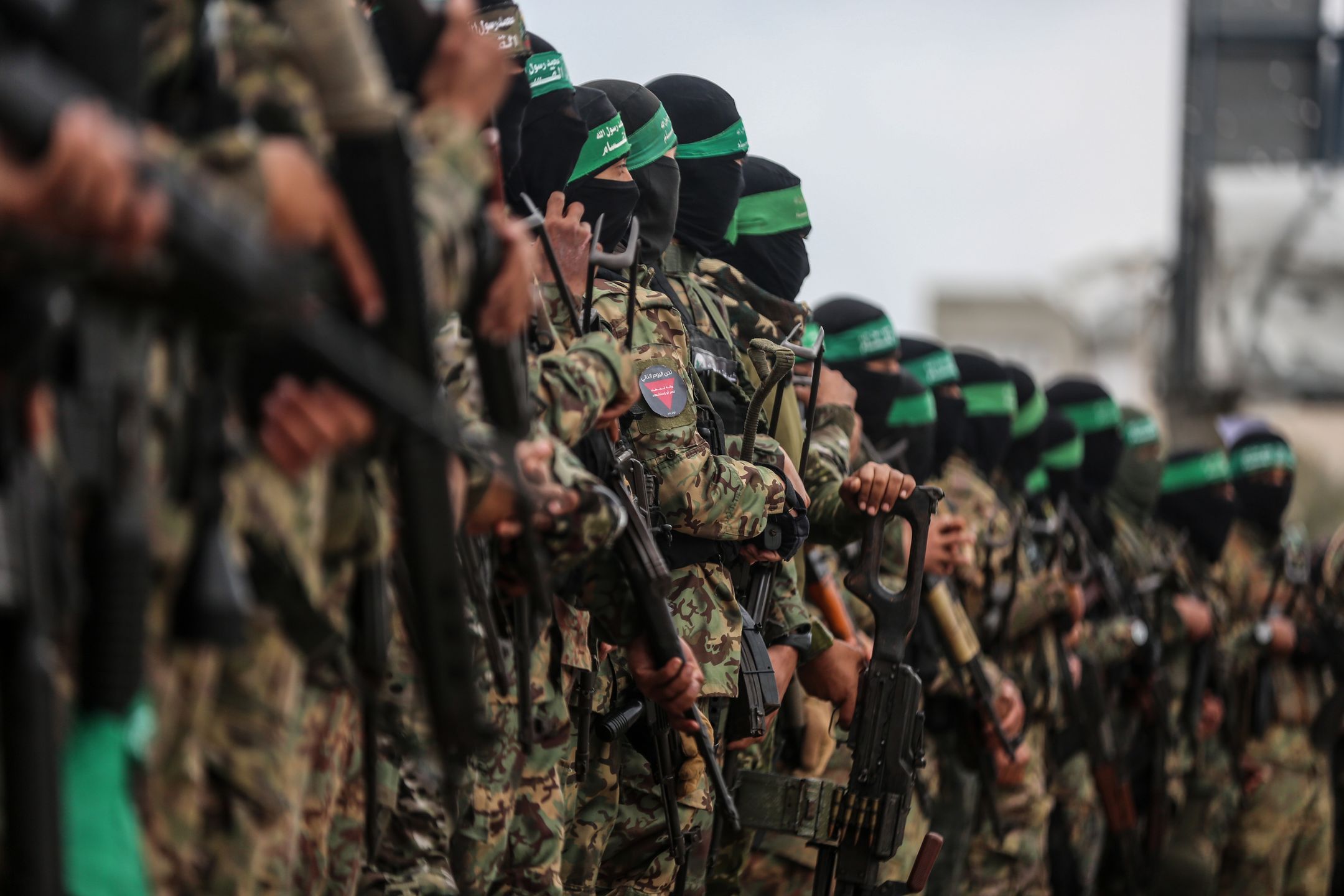 RAFAH, GAZA - FEBRUARY 22: Al-Qassam Brigades, the military wing of Hamas, take security measures as they hand over on Saturday two Israeli hostages to the International Committee of the Red Cross (ICRC) as part of the seventh exchange under the Jan. 19 ceasefire deal in Rafah, southern Gaza, on February 22, 2025. The two Israeli hostages freed were Tal Shoham, an operative in the Israeli intelligence agency Mossad, and Avera Mengistu, who was captured in 2014 under mysterious circumstances when he entered Gaza. (Photo by Ali Jadallah/Anadolu via Getty Images)