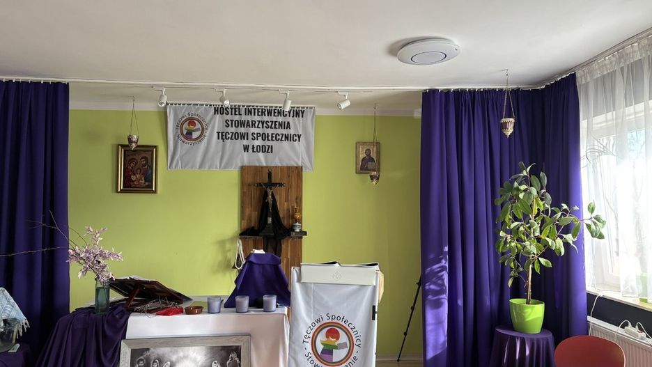 Hostel Interwencyjny Stowarzyszenia Tęczowi Społecznicy mieści się w Łodzi przy ul. Kutnowskiej 11