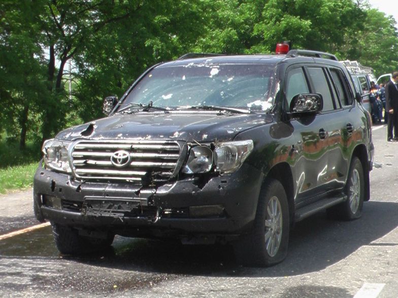 Zniszczony samochód po zamachu bombowym w 2009 roku<br/> na prezydenta Jewkurowa