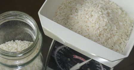 Surowy biały ryż krótkoziarnisty (wzbogacony)
