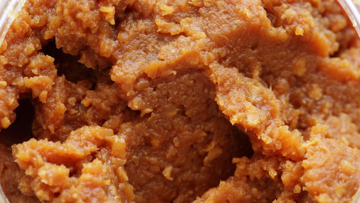 Miso to przykład prostego produktu, który łączy smak i wartości odżywcze.