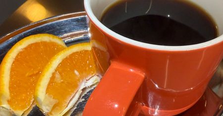 Uporczywy ból brzucha po kawie? Takie mogą być przyczyny