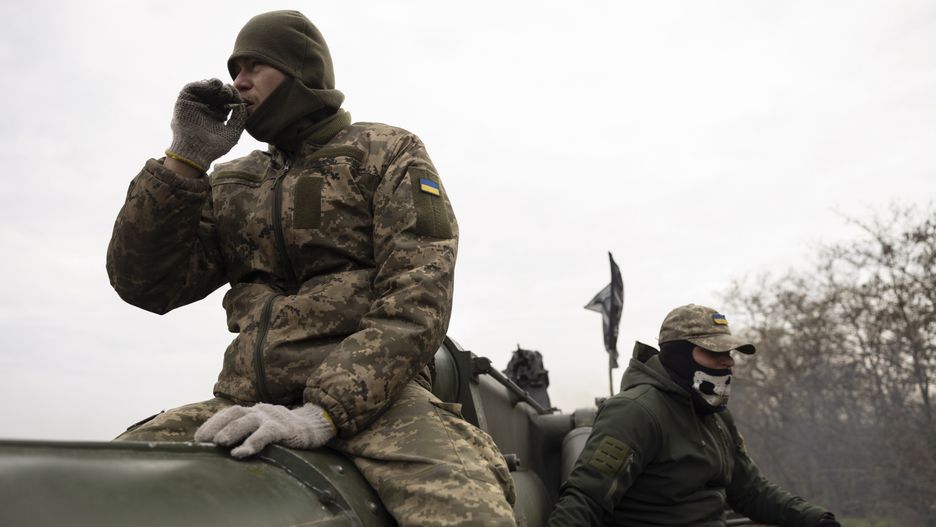 Russian invasion of Ukraine
epa10296503 Ukrainian servicemen rest on a self-propelled 203mm cannon 'Pion' on their position in Kherson area, Ukraine, 09 November 2022 amid the Russian invasion. Russian troops on 24 February entered Ukrainian territory, starting a conflict that has provoked destruction and a humanitarian crisis.  EPA/STANISLAV KOZLIUK 
Dostawca: PAP/EPA.
STANISLAV KOZLIUK