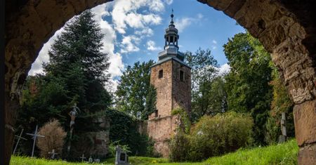 Tajemnicze ruiny. Pozostałości świątyni na wzgórzu wśród wygasłych wulkanów