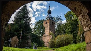 Tajemnicze ruiny. Pozostałości świątyni na wzgórzu wygasłych wulkanów