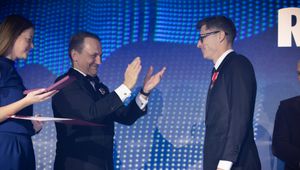 "Lewy" odznaczony przez Sikorskiego. Spójrzcie na stylówkę Roberta