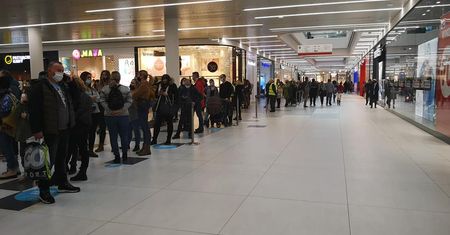 Eksperci o tłumach w galeriach: zamiast odmrażania, może czekać nas zamrażanie