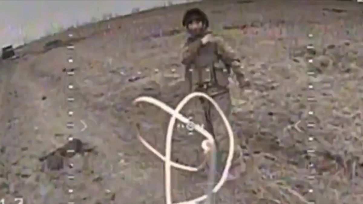 Rosyjski żołnierz w starciu z ukraińskim dronem