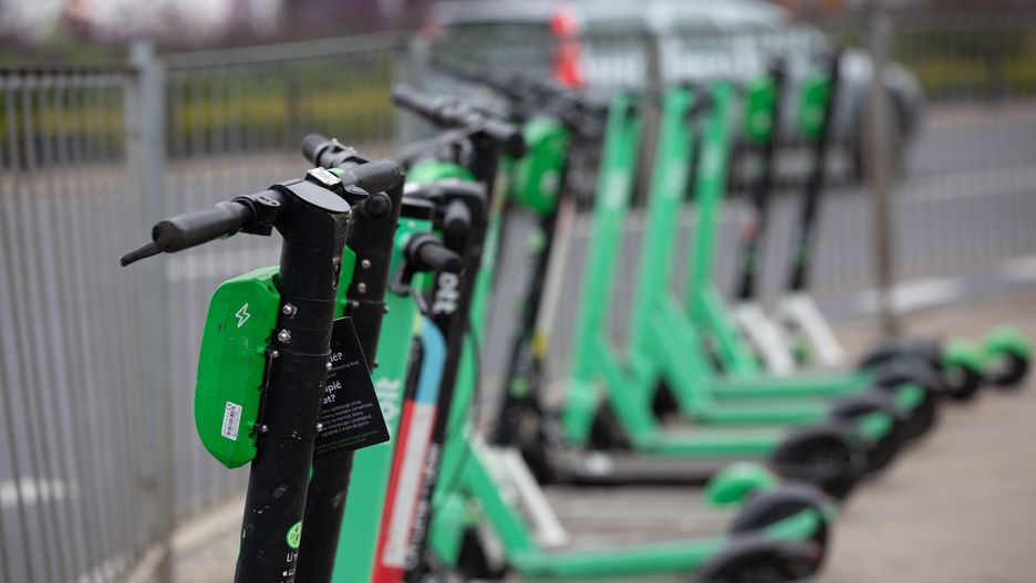 Pędził hulajnogą. Potrącił kobietę z dzieckiem