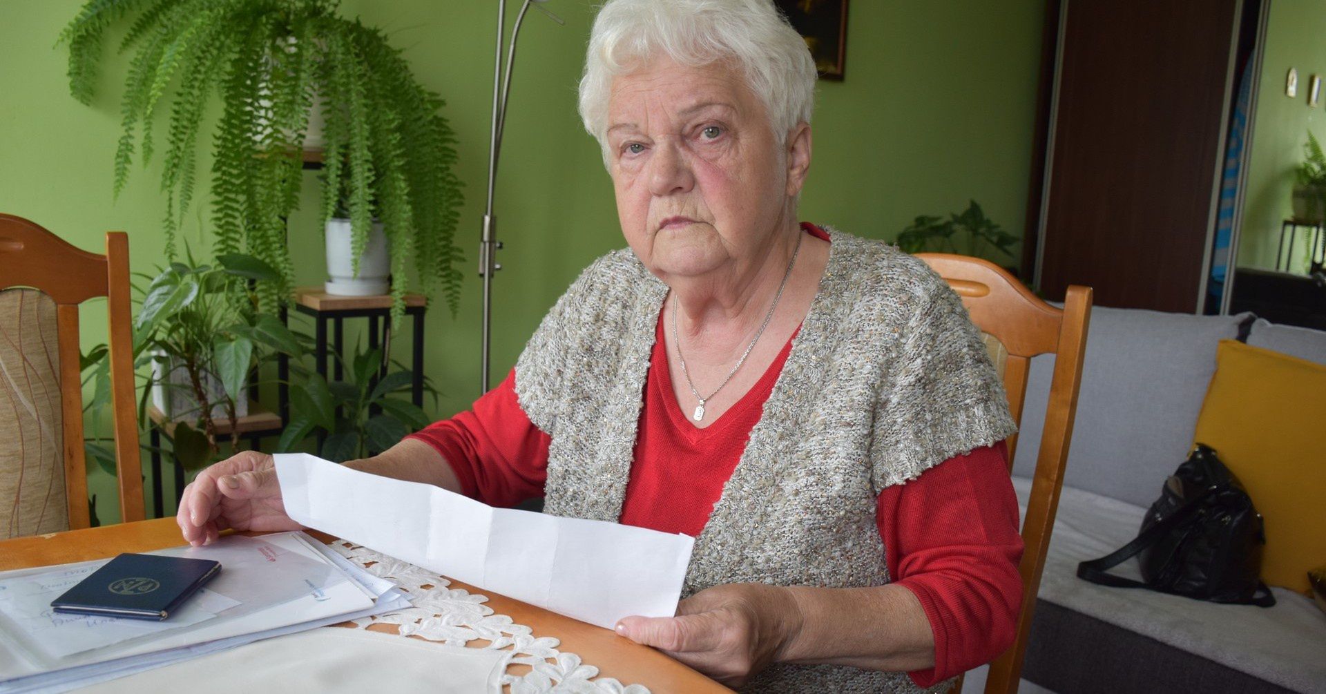 Dym z papierosów trafia do jej mieszkania. Emerytka żąda od spółdzielni remontu nieszczelnej instalacji. "Chcę tylko swobodnie oddychać"