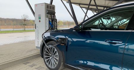 Przybywa "elektryków" i ładowarek, choć na tle Europy ciągle jesteśmy pyłkiem