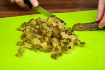 Biorę ogórka kiszonego, cebulę i jabłko. Po chwili mam surówkę, która poprawia samopoczucie