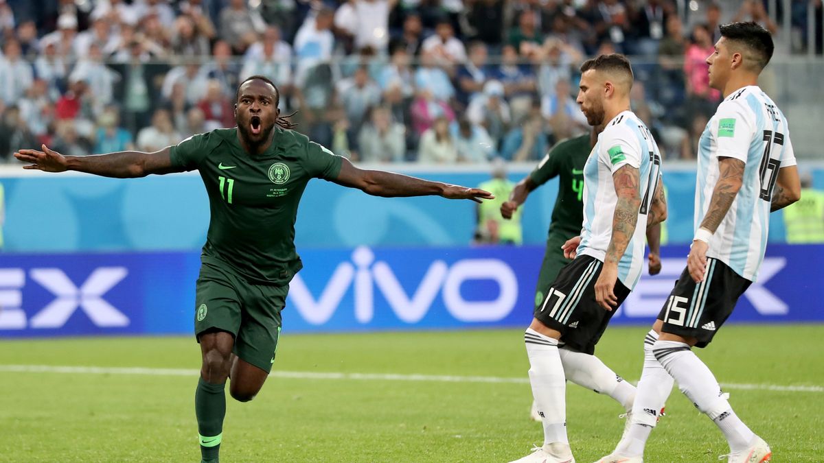Victor Moses (Nigeria) cieszący się po strzelonym golu