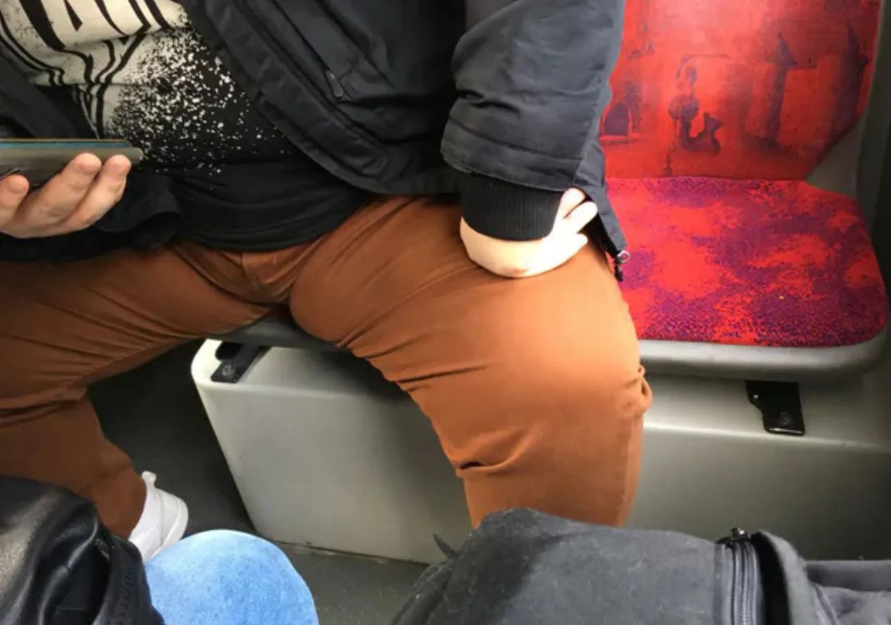 Manspreading to zagarnianie dla siebie jak największej przestrzeni publicznej