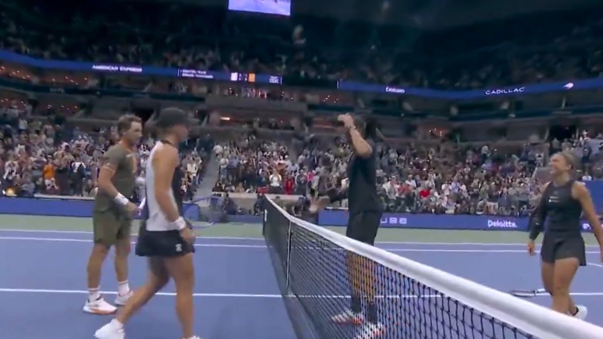 Twitter / usopen / Na zdjęciu: Świątek zmierza do siatki