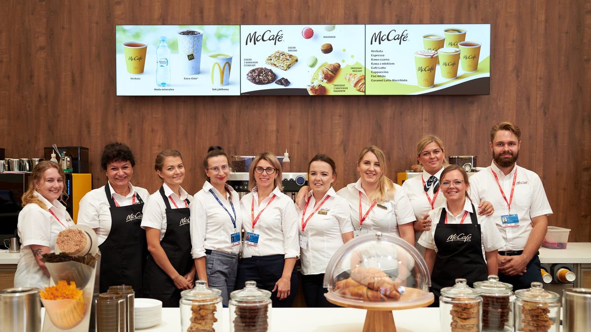 Zdj. XXXI Forum Ekonomiczne w Karpaczu, Strefa McDonald’s Polska (przy zdjęciu z pracownikami)