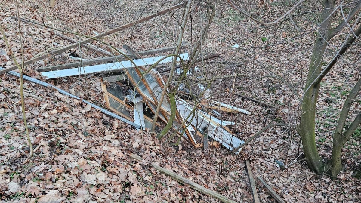 Leśnicy oburzeni. Ktoś wyrzucił śmieci na terenie rezerwatu