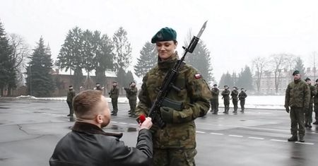 Niezwykła scena w trakcie przysięgi wojskowej. Padł na kolana