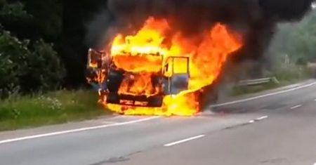 Pożar ciężarówki na węźle S7. Kabina stanęła w płomieniach